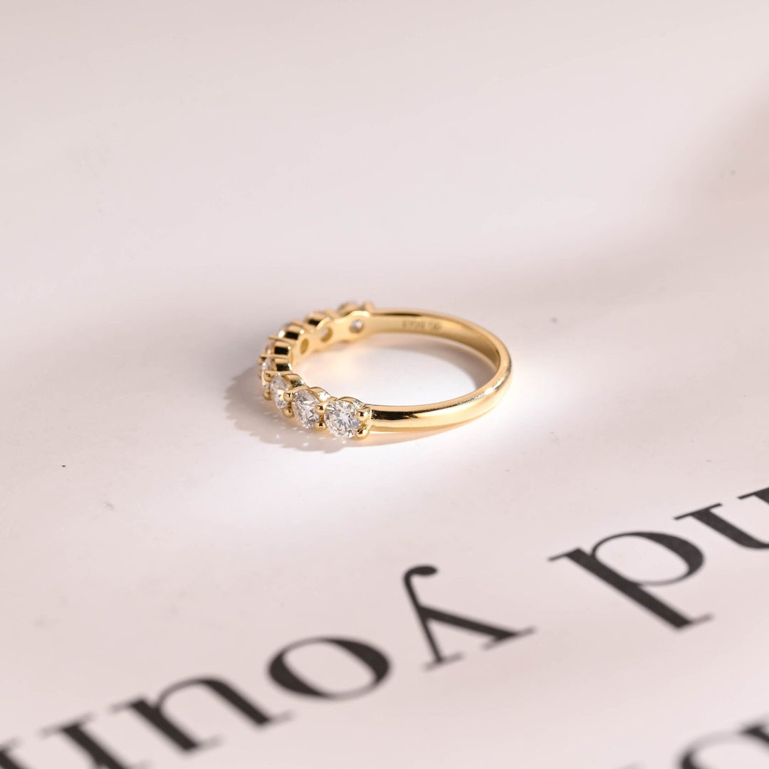 Sustainable round diamond wedding ring