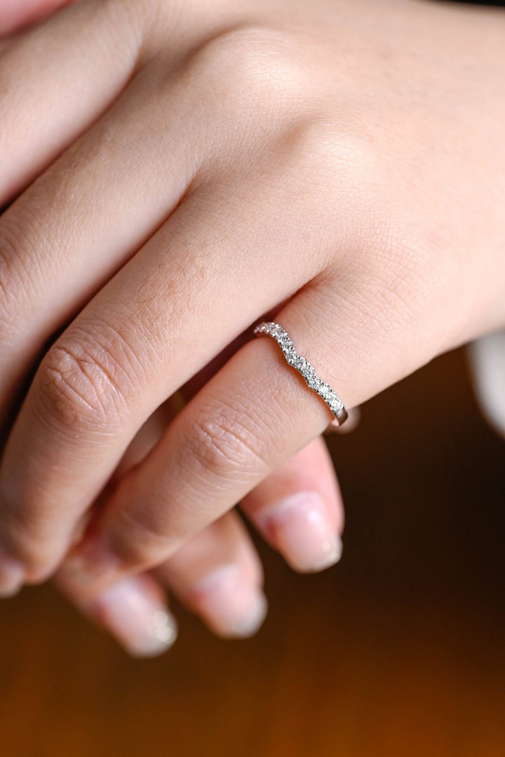 Round diamond wedding band in white gold