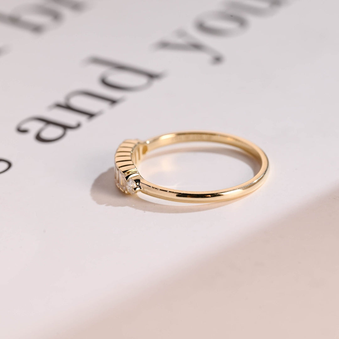 Baguette & Round diamond wedding band in yellow gold