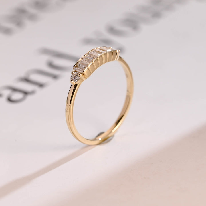 Baguette & Round diamond wedding band in white gold