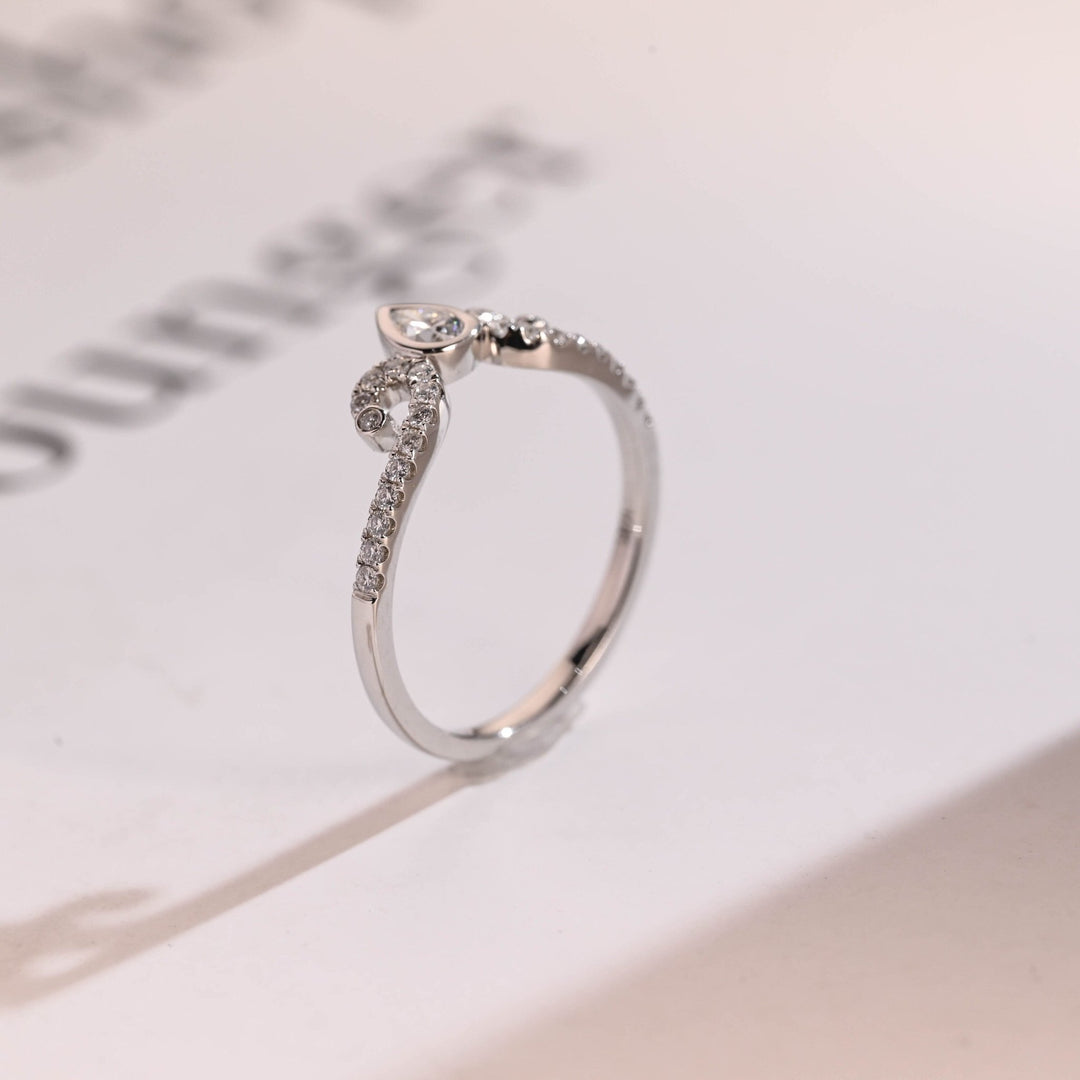 Round & Pear diamond wedding band in yellow gold