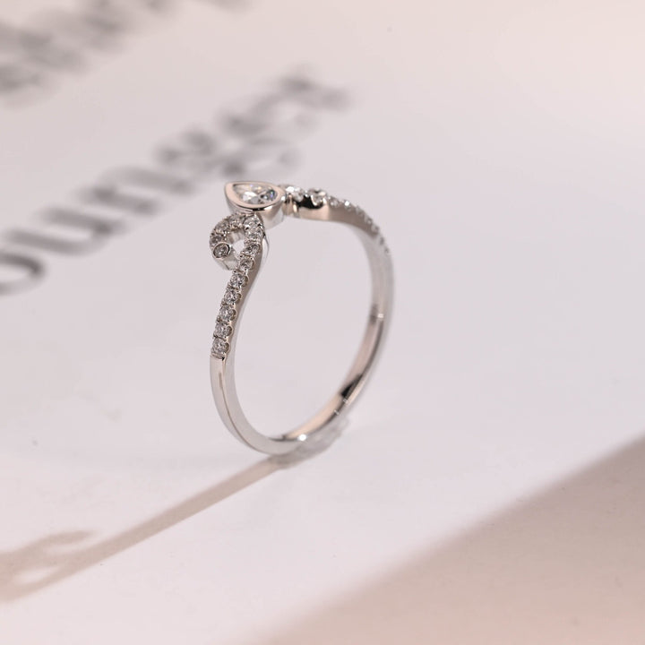 Round & Pear diamond wedding band in yellow gold