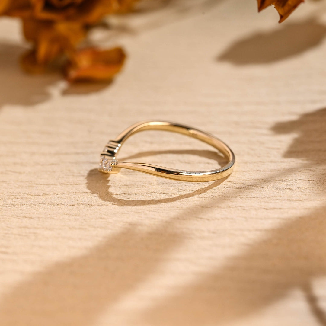Round diamond wedding band in yellow gold