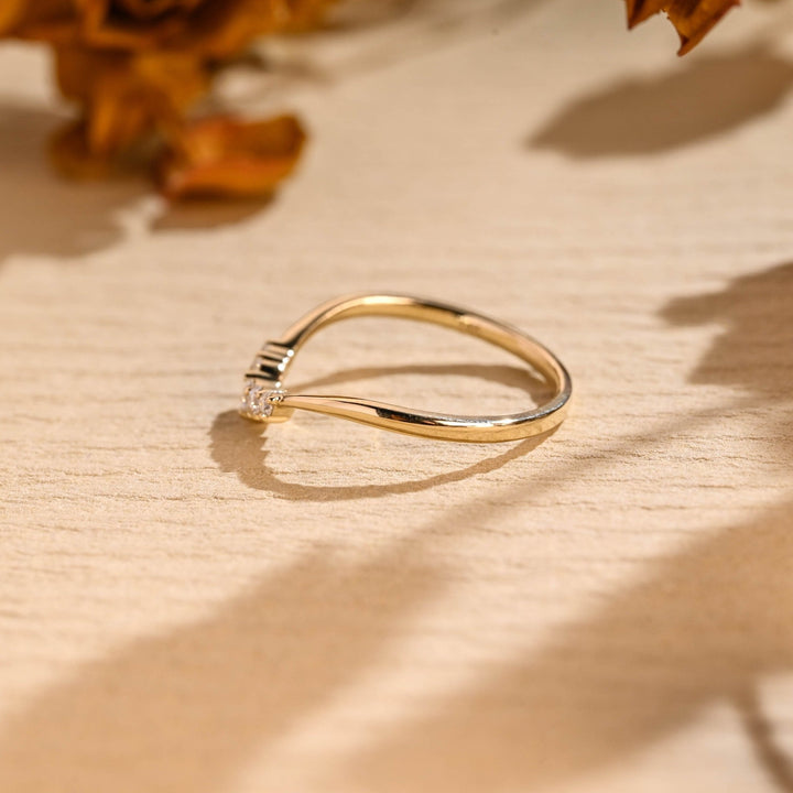 Round diamond wedding band in yellow gold