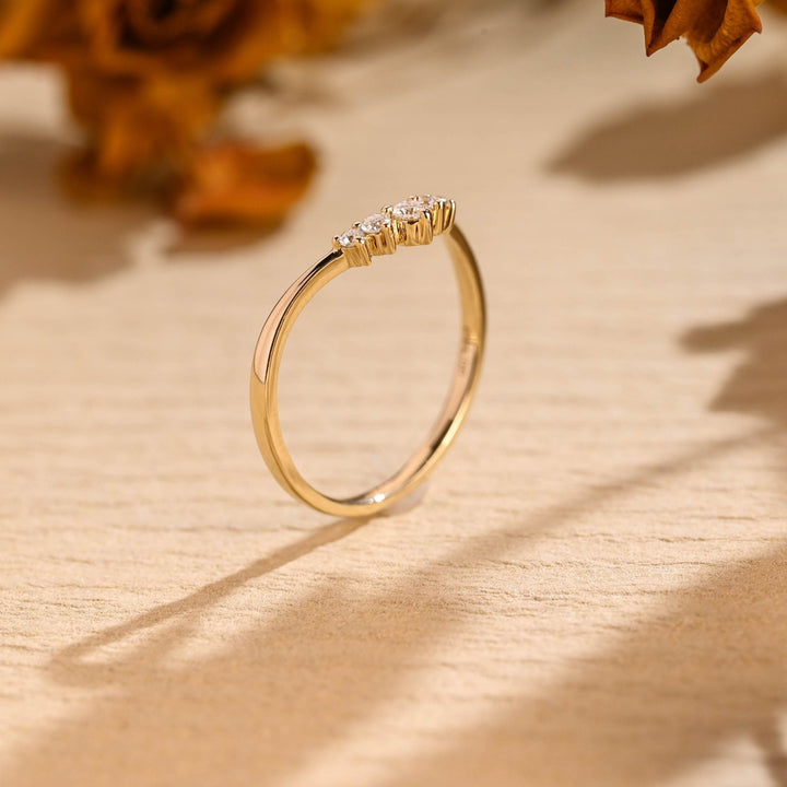 Round diamond wedding band in white gold