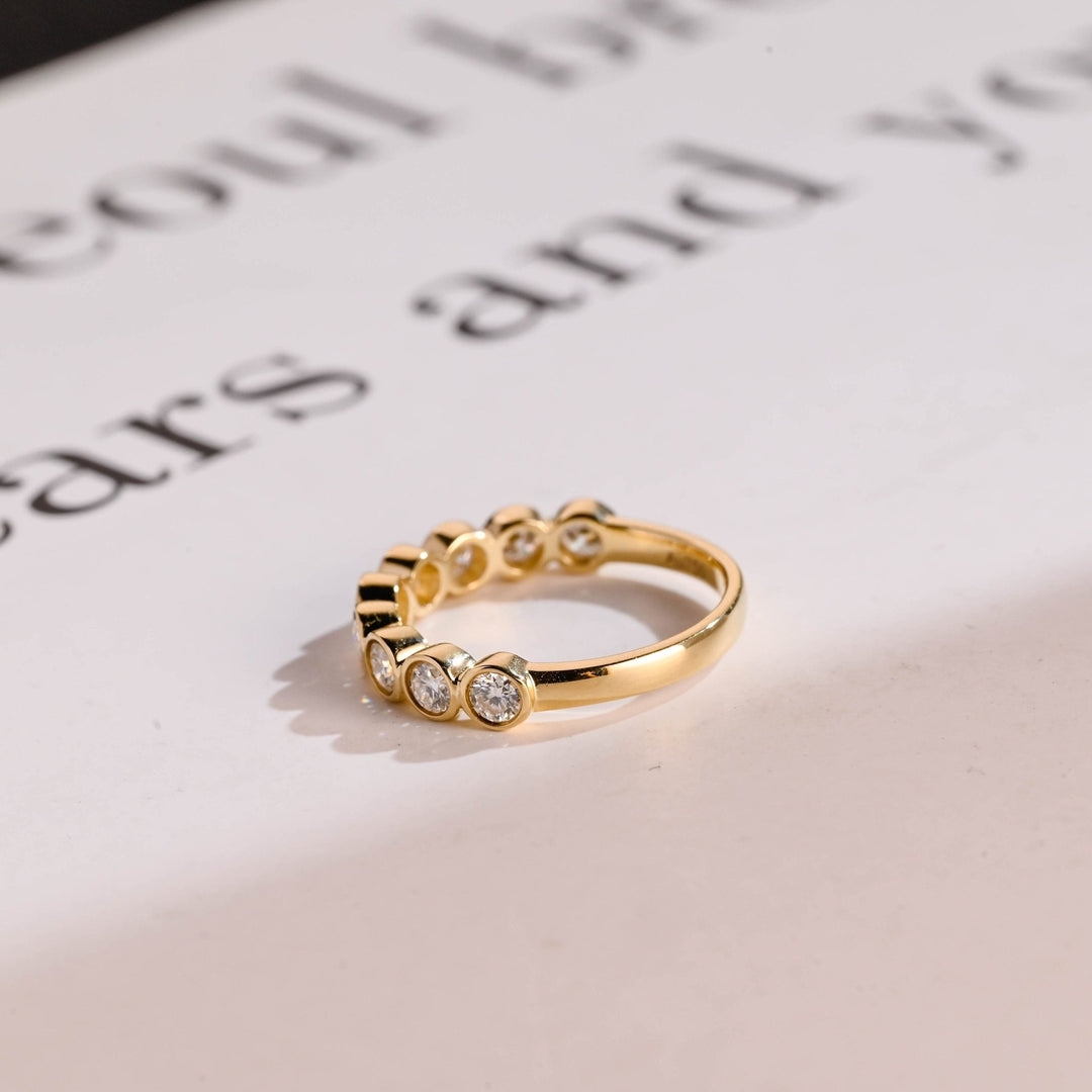 Round diamond wedding band in white gold