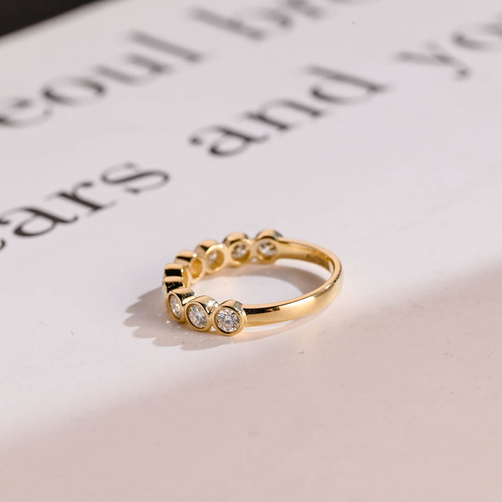 Round diamond wedding band in white gold