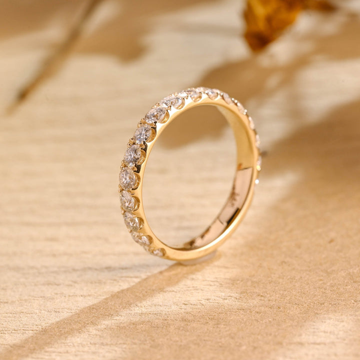 Round diamond wedding band in yellow gold