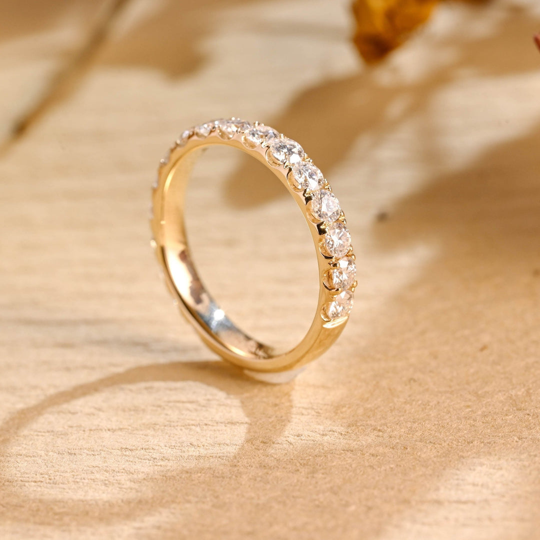 Round diamond wedding band in white gold