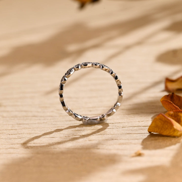 Round diamond wedding band in yellow gold