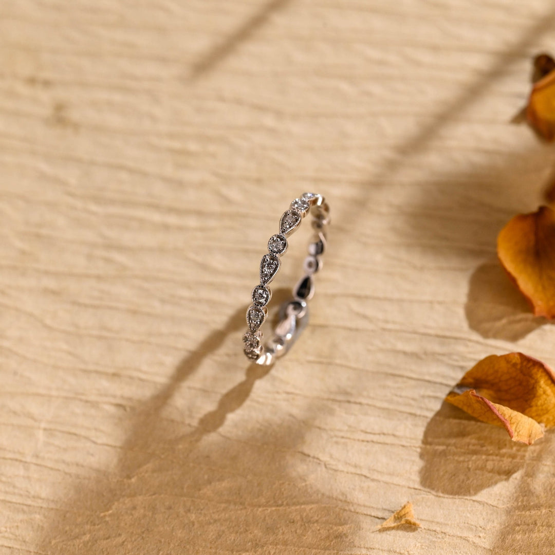 Round diamond wedding band in white gold