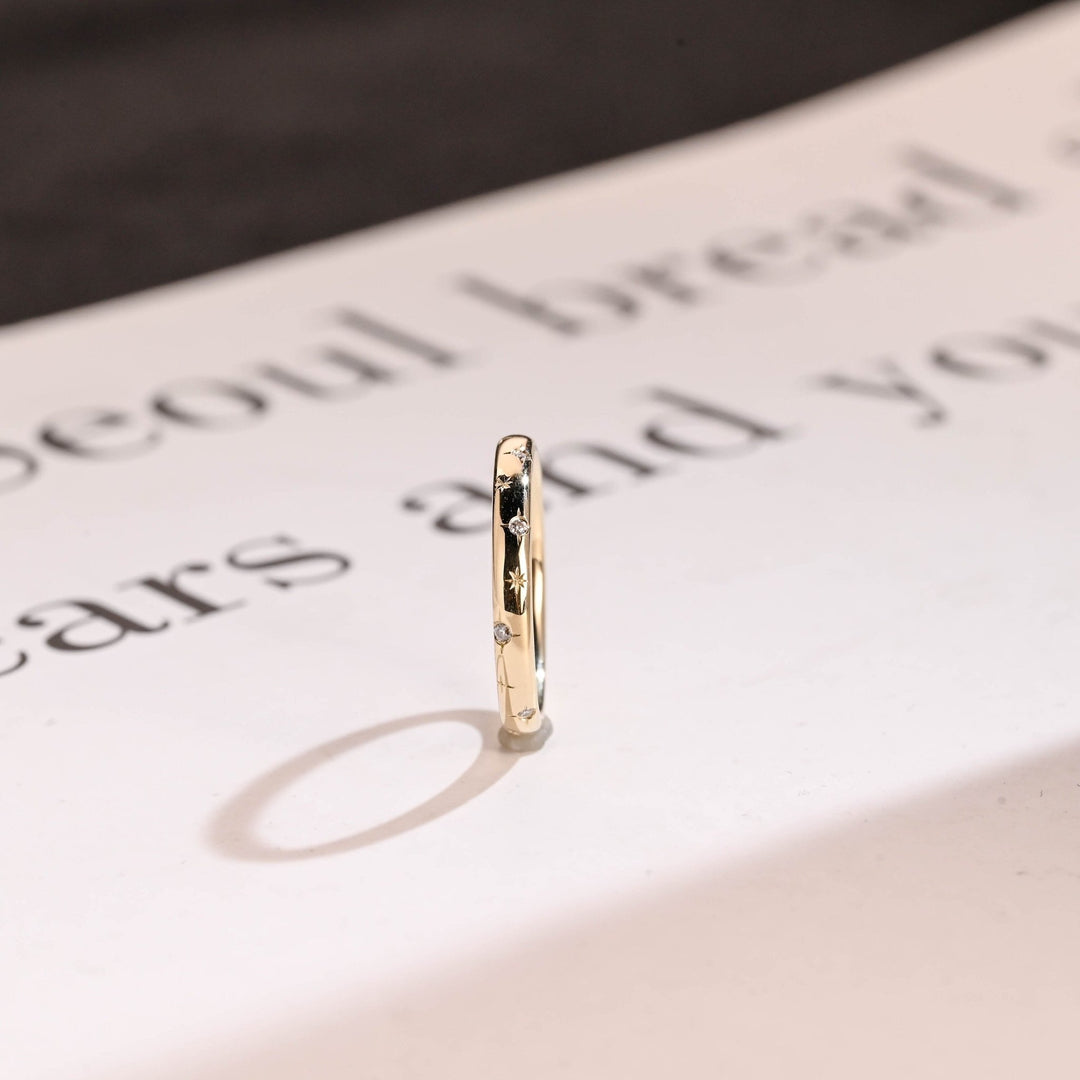 Round diamond wedding band in yellow gold