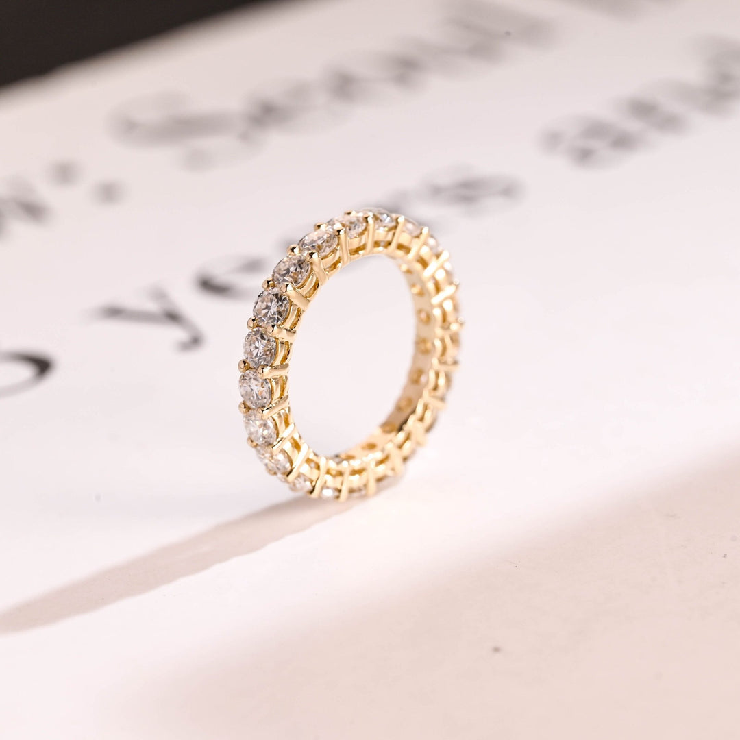 Round diamond wedding band in yellow gold