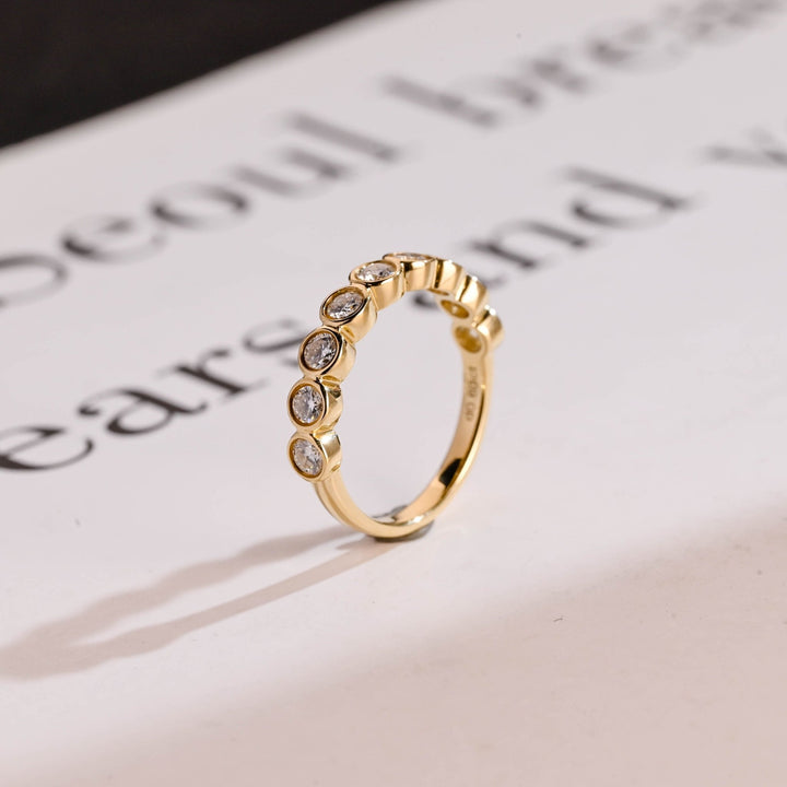 Sustainable round diamond wedding ring