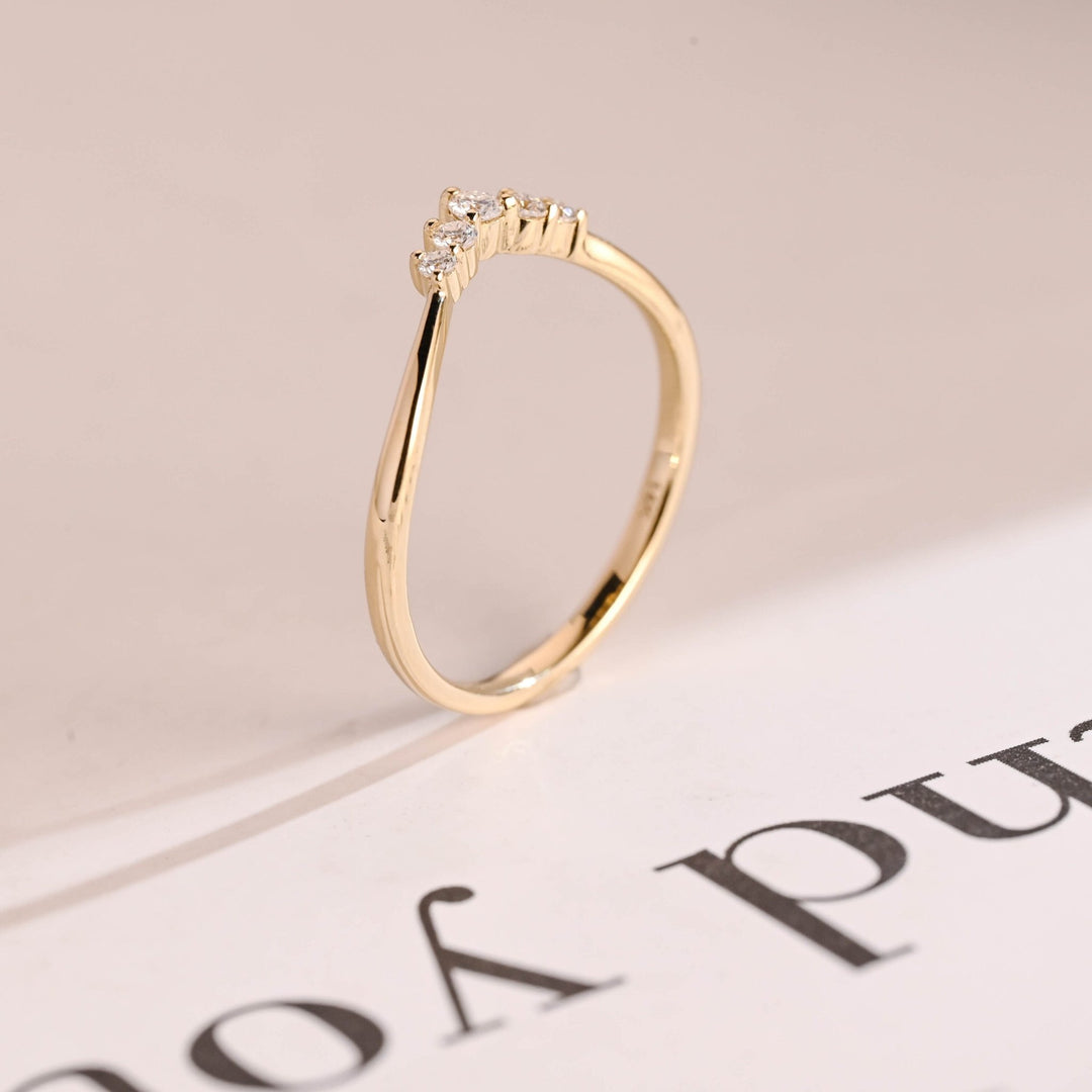 Round diamond wedding band in yellow gold
