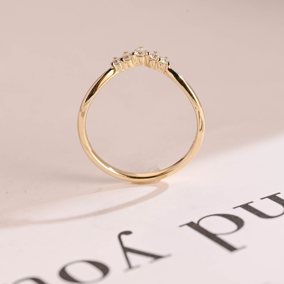 Round diamond wedding band in white gold