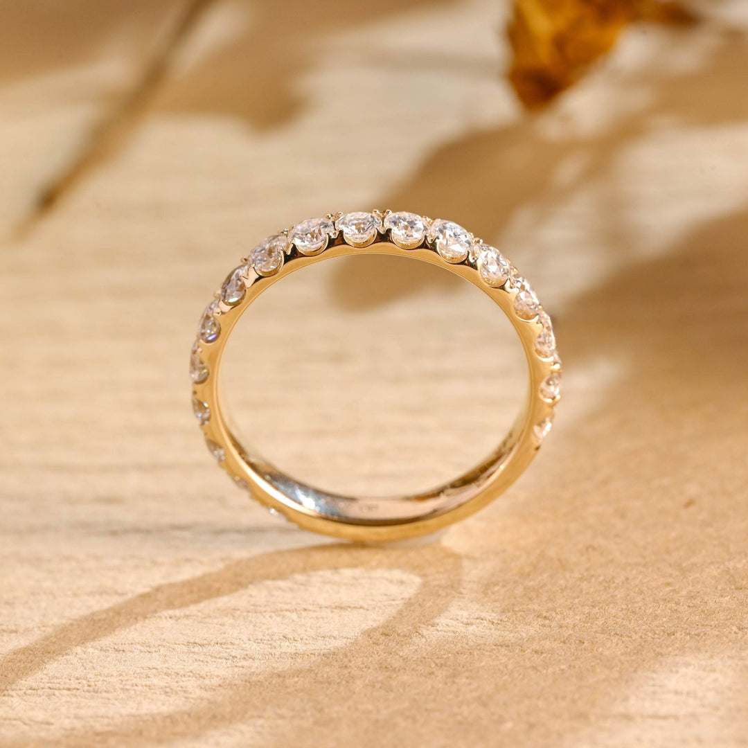 Sustainable round diamond wedding ring