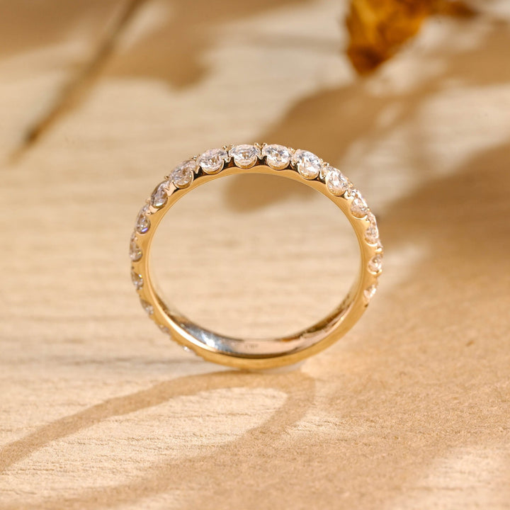 Sustainable round diamond wedding ring
