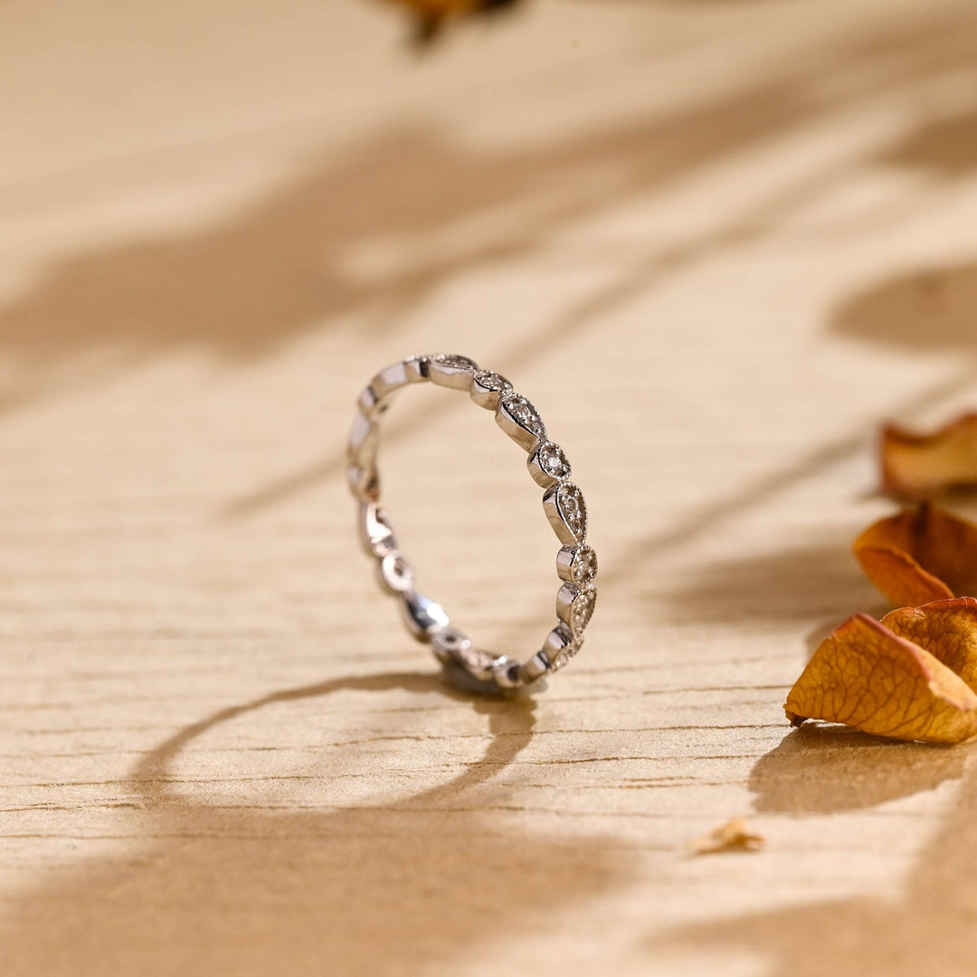 Sustainable round diamond wedding ring