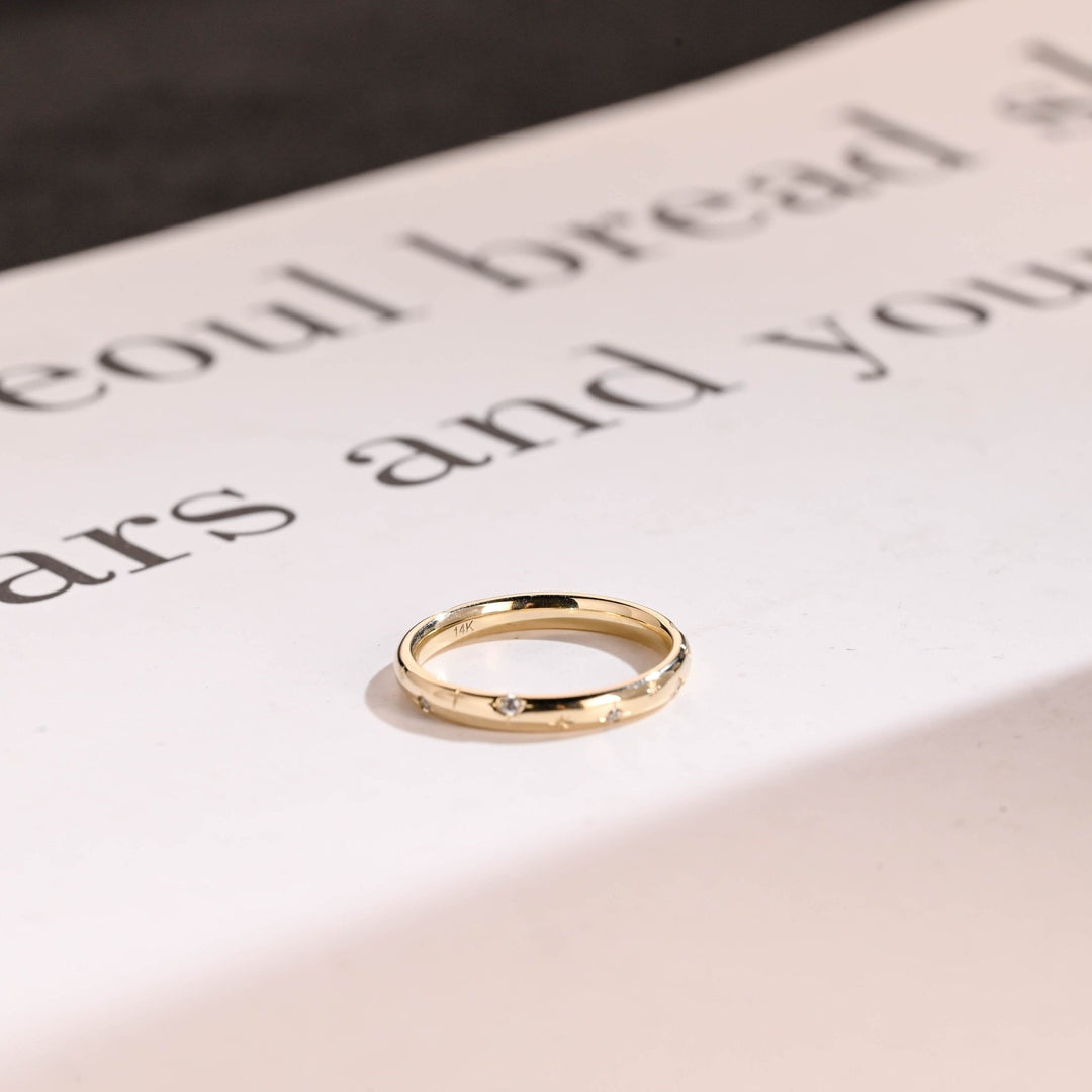 Round diamond wedding band in white gold