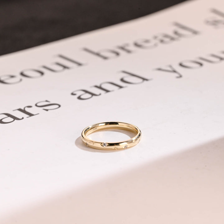 Round diamond wedding band in white gold