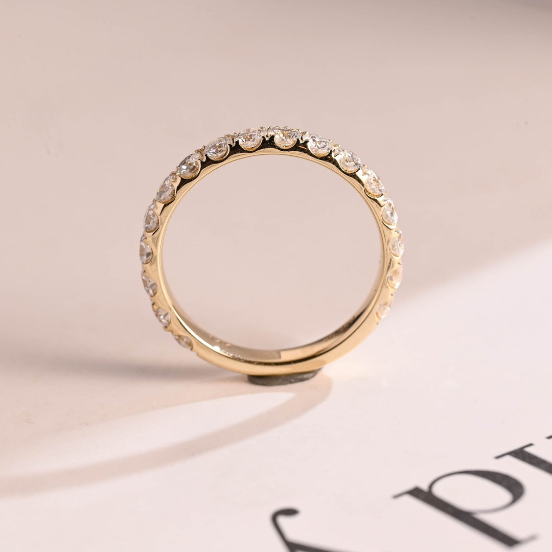 Round diamond wedding band in yellow gold