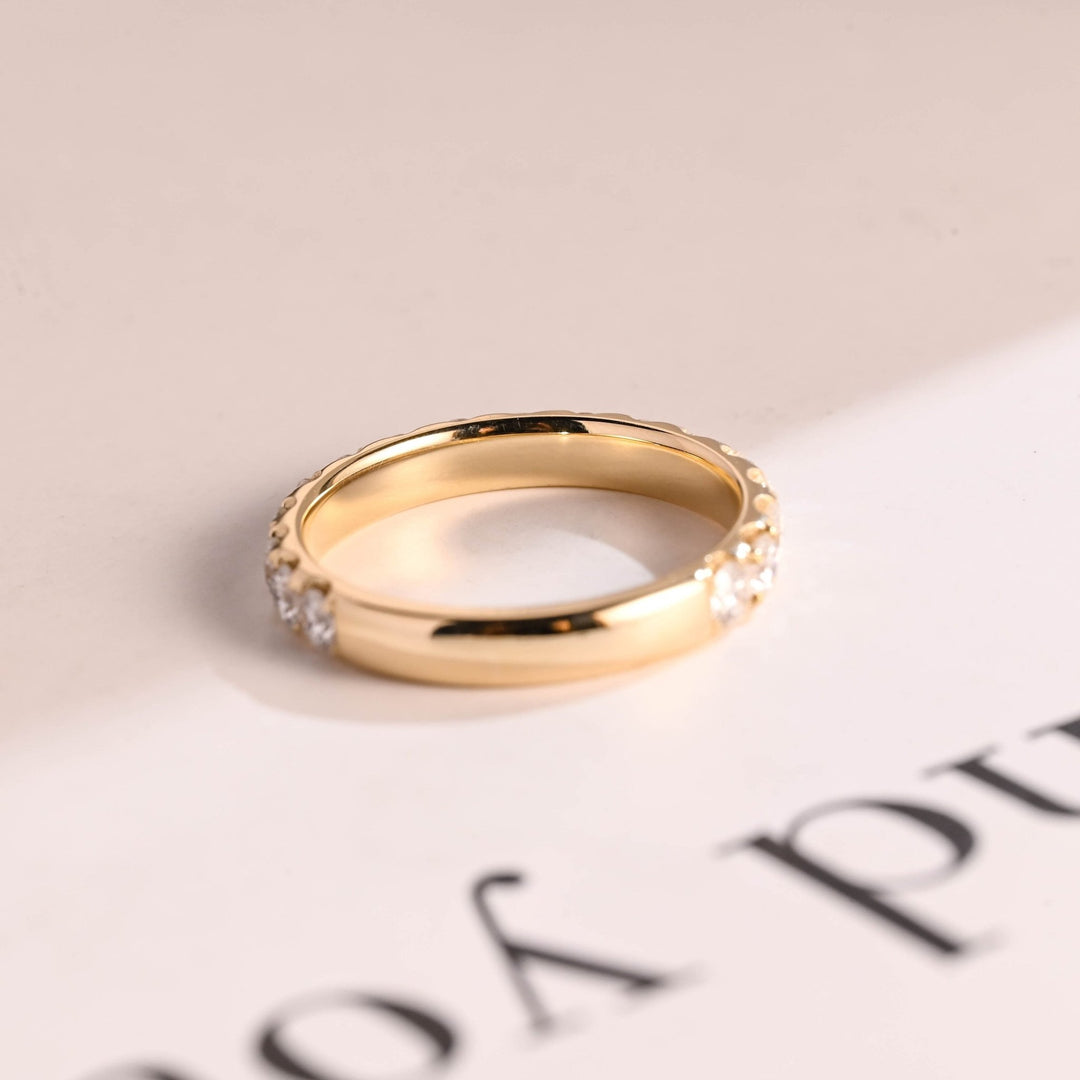 Round diamond wedding band in white gold
