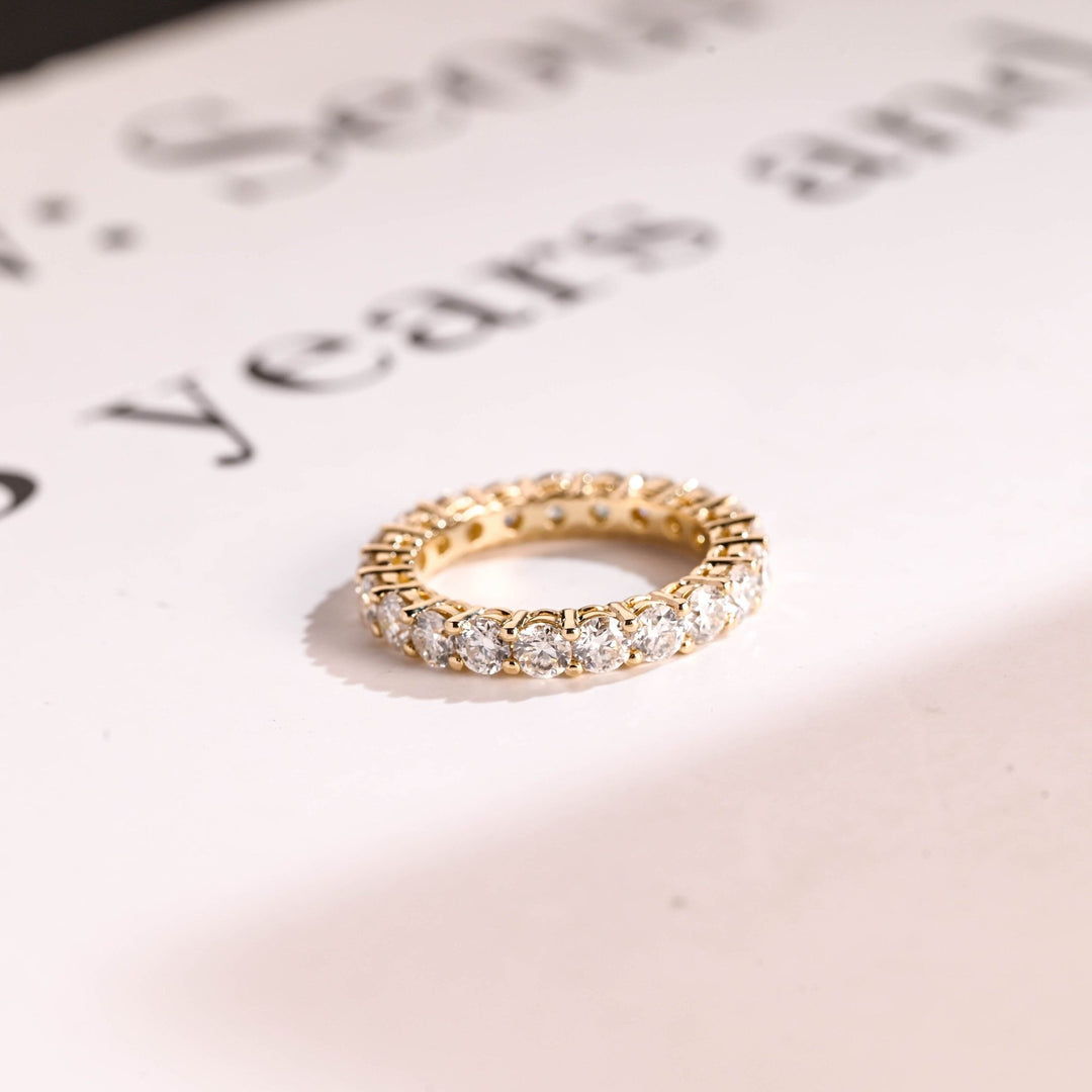 Round diamond wedding band in white gold