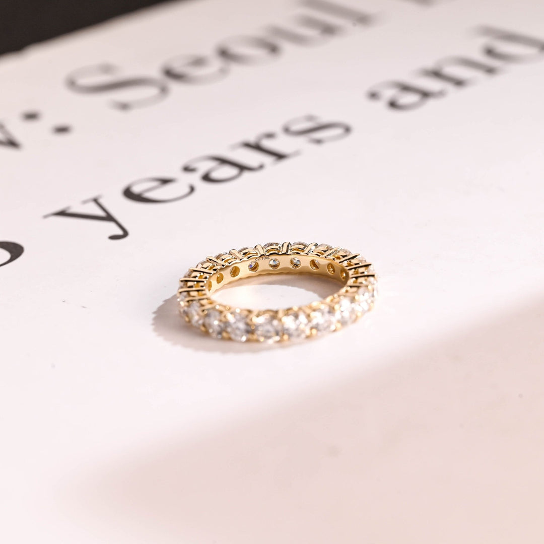 Round diamond wedding band in rose gold
