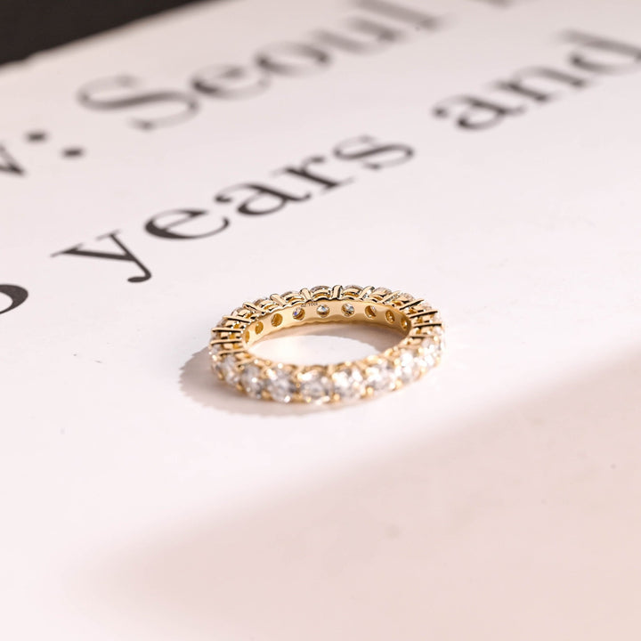 Round diamond wedding band in rose gold