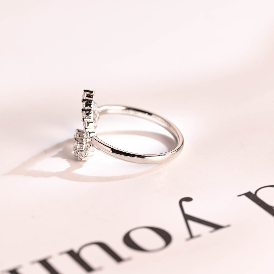 Round diamond wedding band in yellow gold