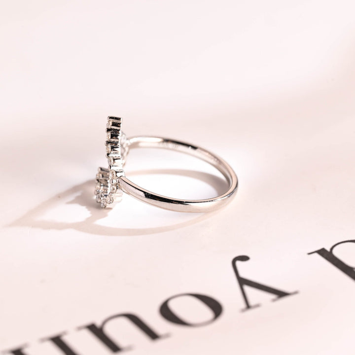 Round diamond wedding band in yellow gold