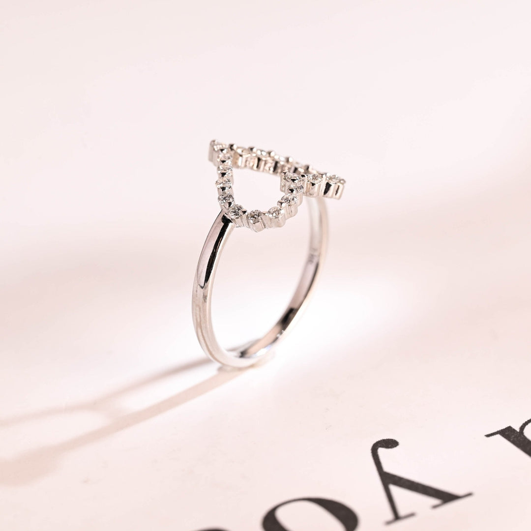 Round diamond wedding band in white gold