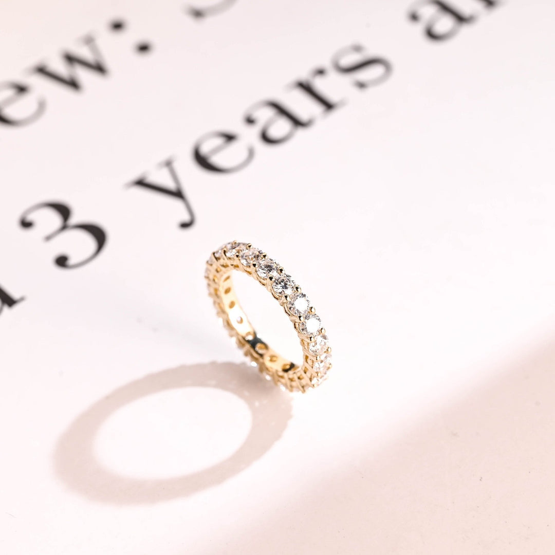 Sustainable round diamond wedding ring