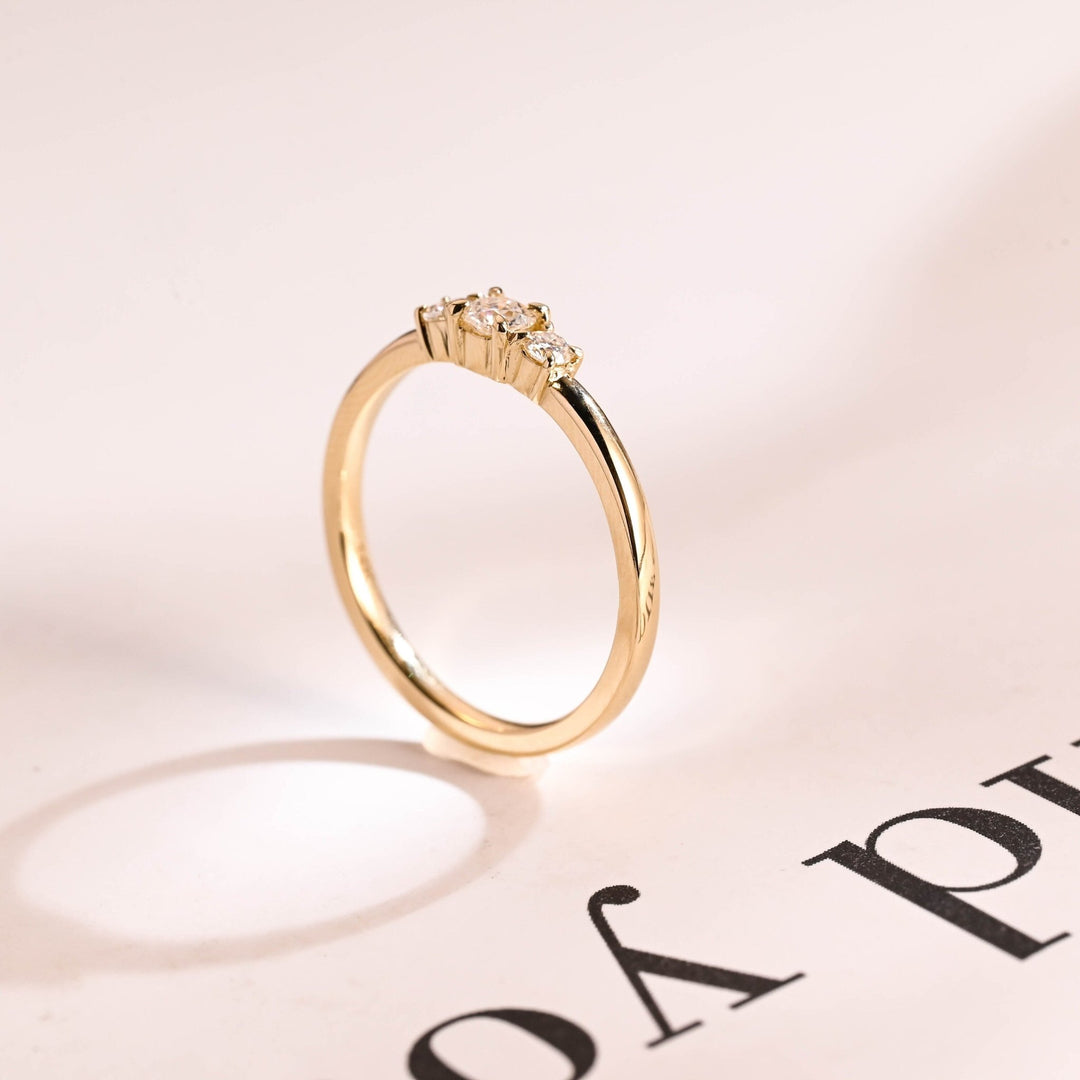 Round diamond wedding band in yellow gold