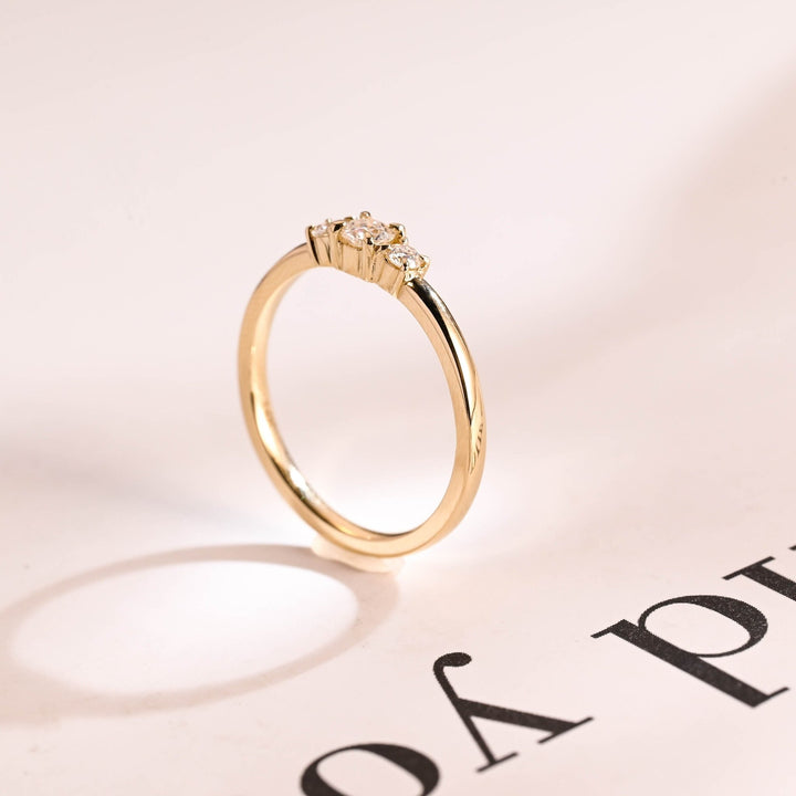 Round diamond wedding band in yellow gold