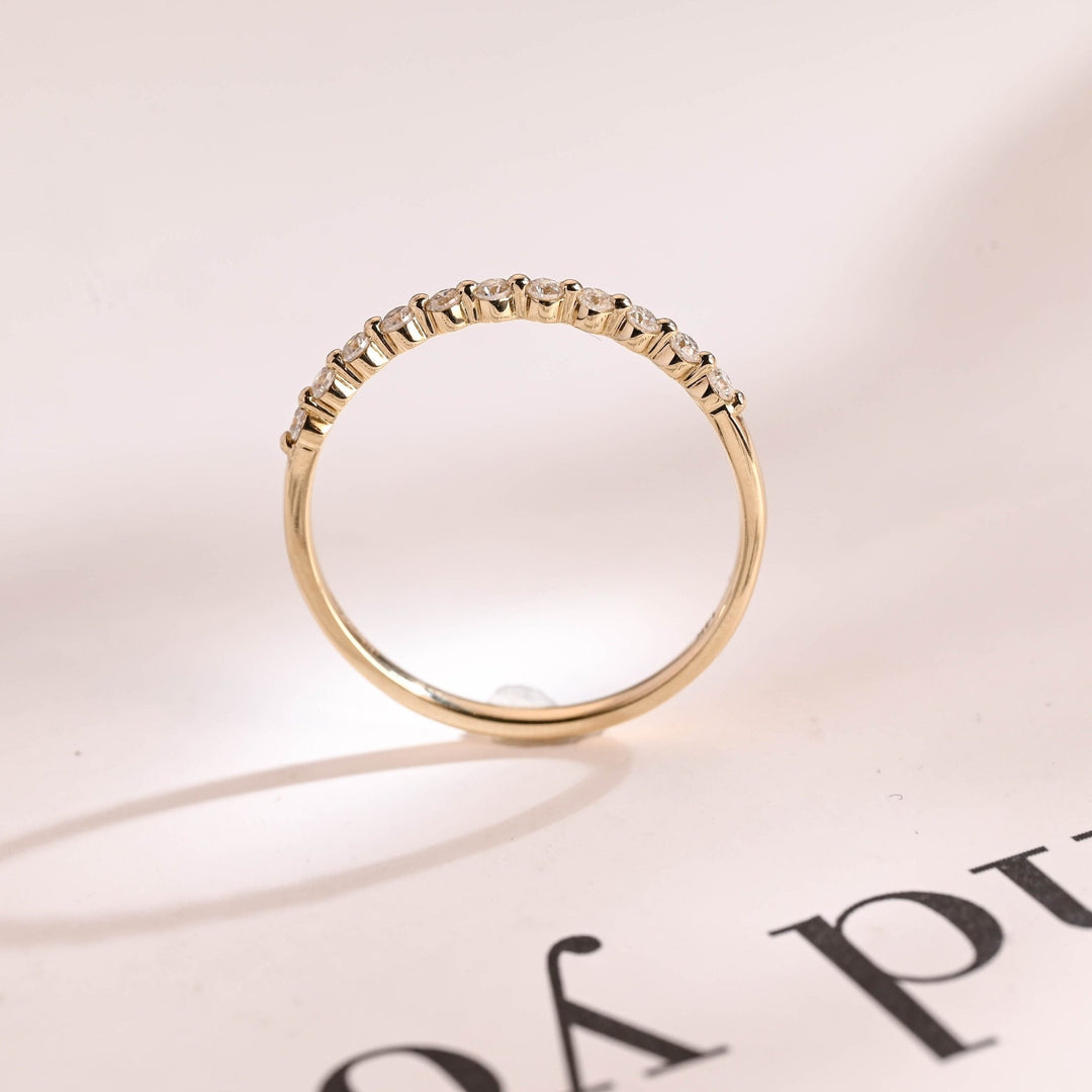 Round diamond wedding band in yellow gold