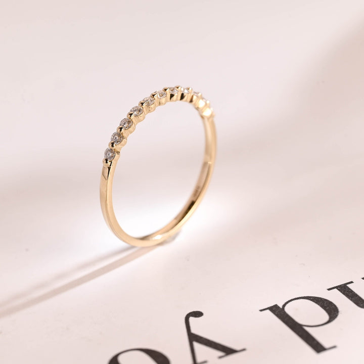 Round diamond wedding band in white gold