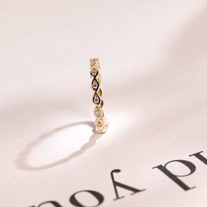 Round diamond wedding band in yellow gold