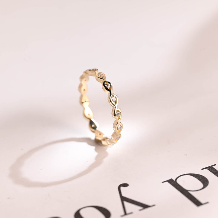Round diamond wedding band in white gold