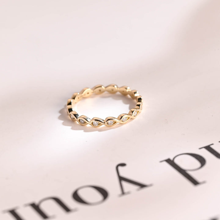 Sustainable round diamond wedding ring