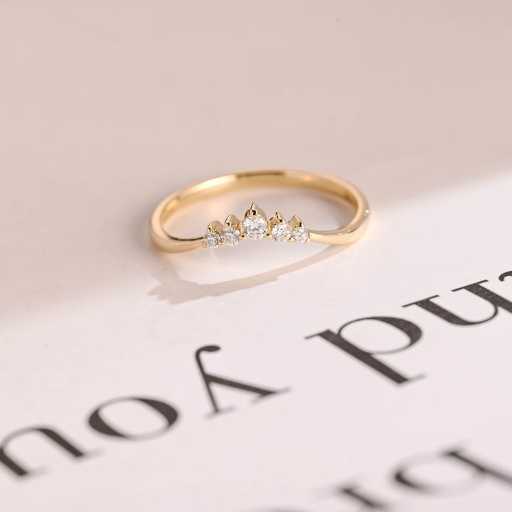Sustainable round diamond wedding ring
