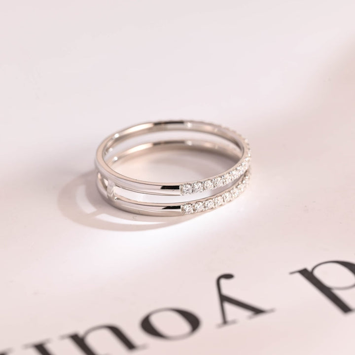 Round diamond wedding band in white gold