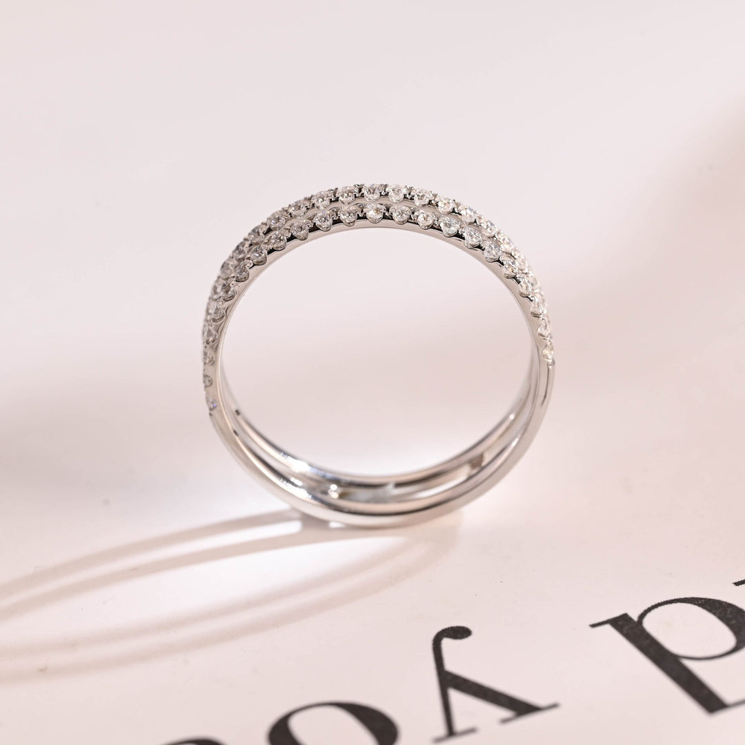 Close-up of 0.48CT round lab grown diamonds