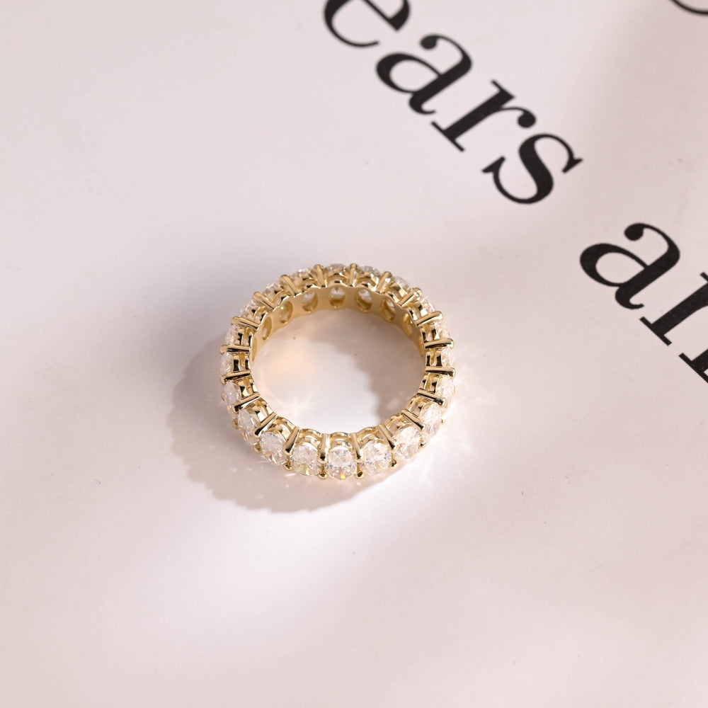 Close-up of 2.0CT oval lab grown diamonds