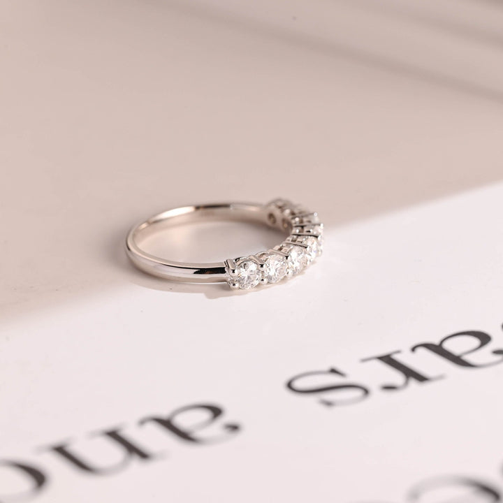 Round diamond wedding band in yellow gold