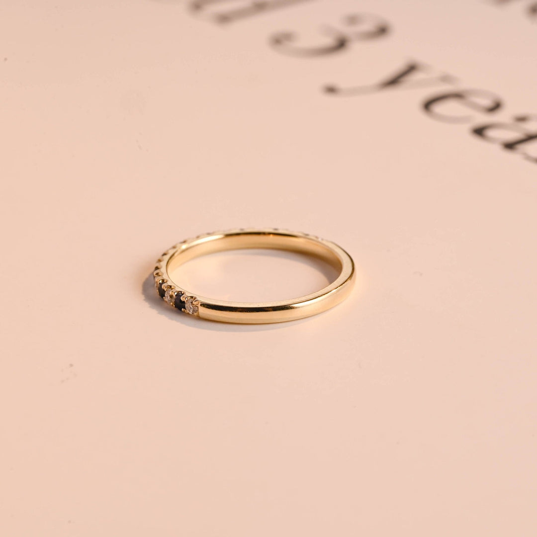 Round diamond wedding band in yellow gold
