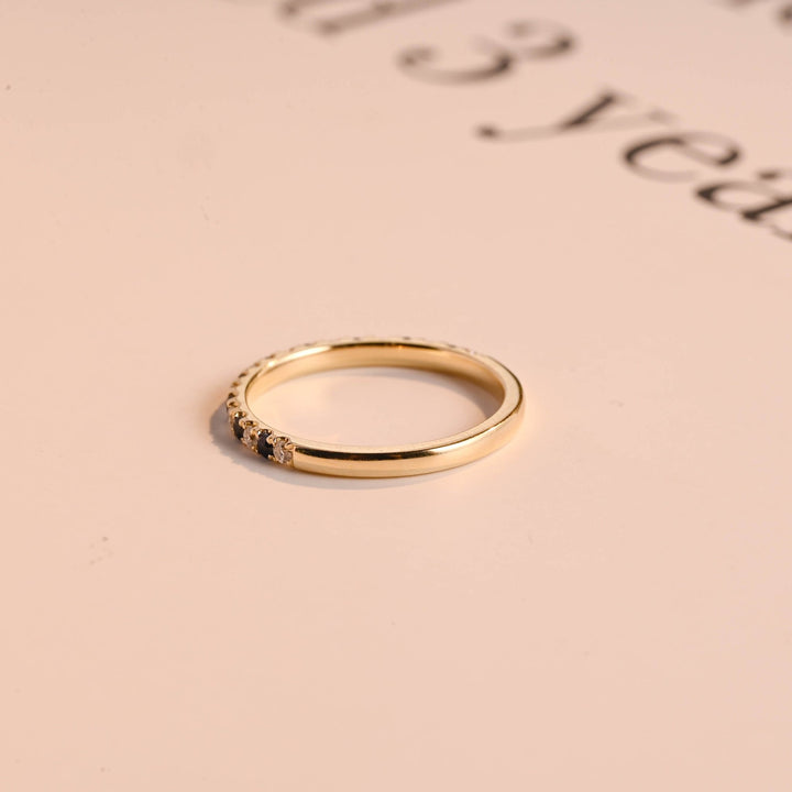 Round diamond wedding band in yellow gold