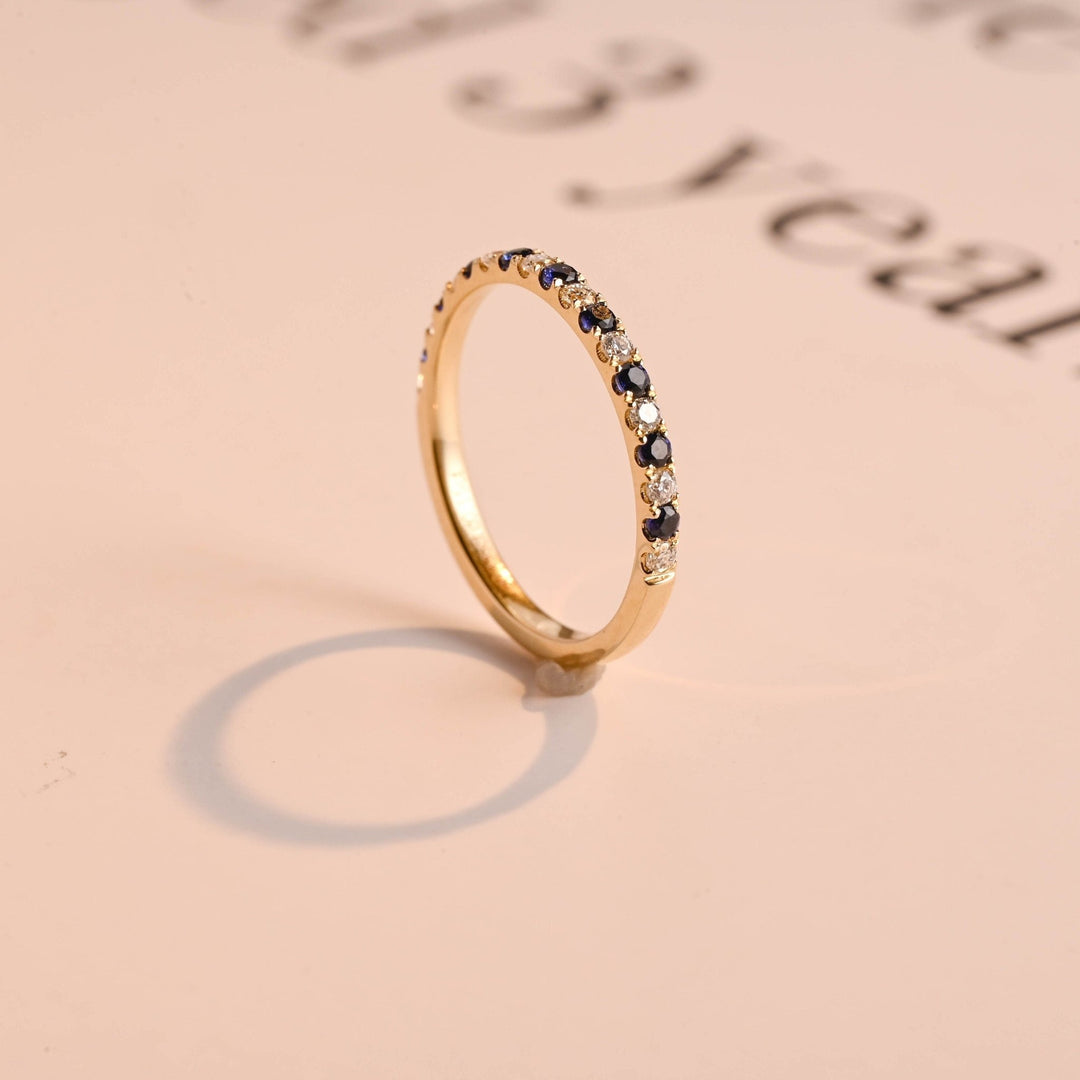Round diamond wedding band in white gold