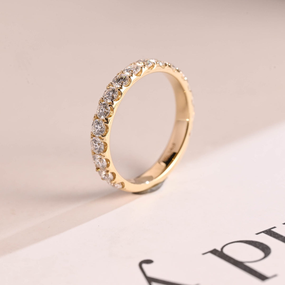 Sustainable round diamond wedding ring